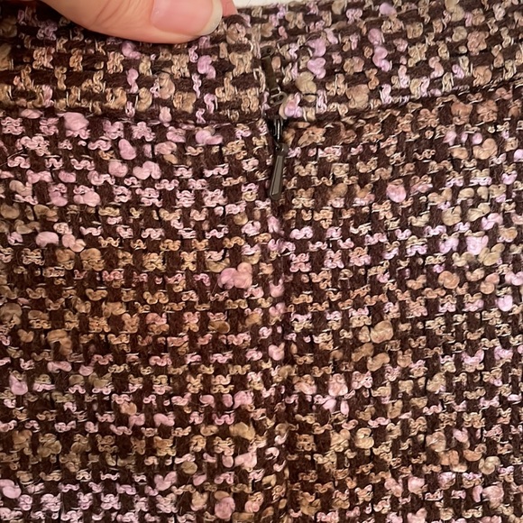 Beautiful acrylic wool business suit with below the knee skirt and suit jacket - Picture 7 of 7